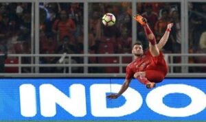 Pemain persija jakarta marko simic saat tendangan salto Pemain persija jakarta marko simic saat tendangan salto